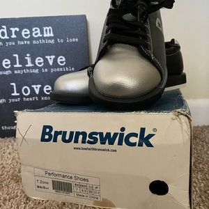 New with box Bowling shoes unisex. Mens 7 Women size 8.5